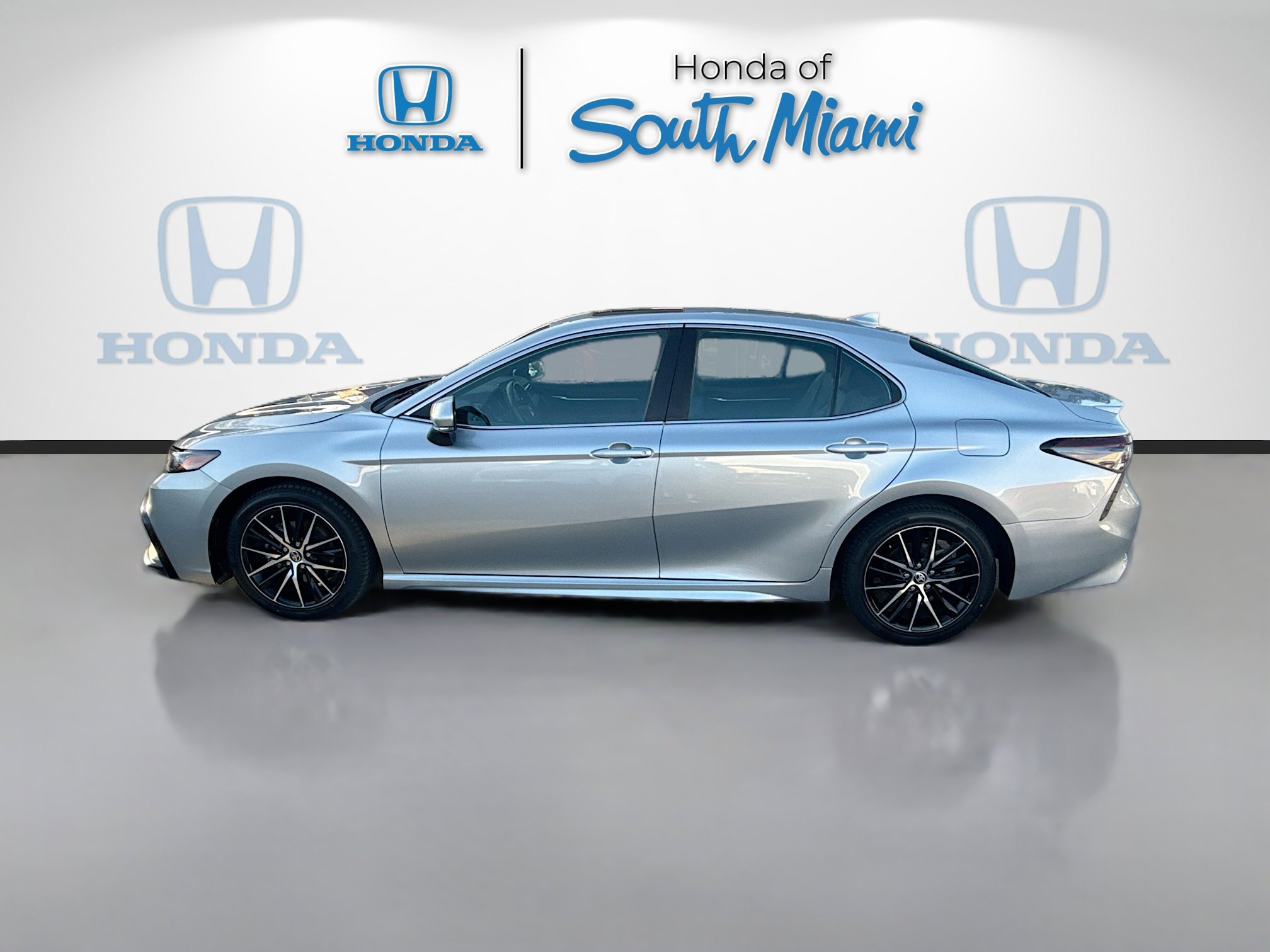 Used 2024 Toyota Camry SE w/ Convenience Package image 4