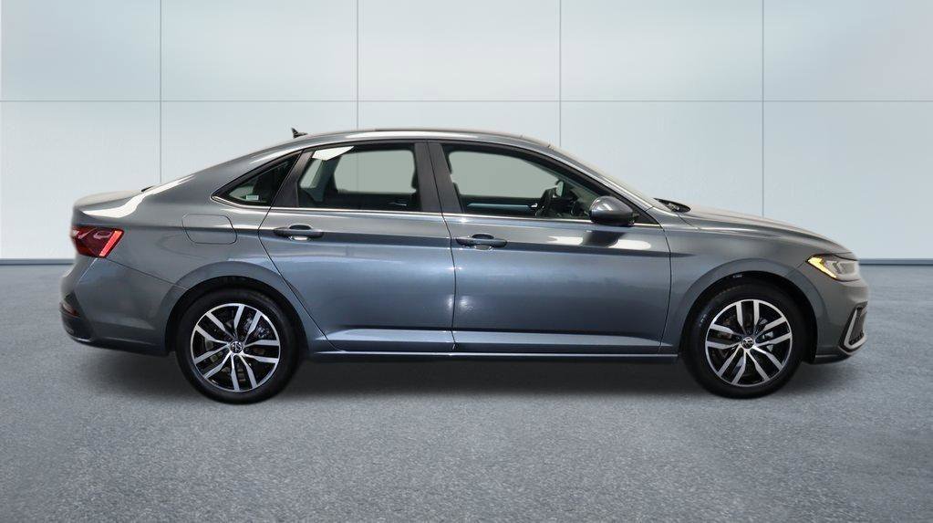 Used 2025 Volkswagen Jetta SE FWD image 8