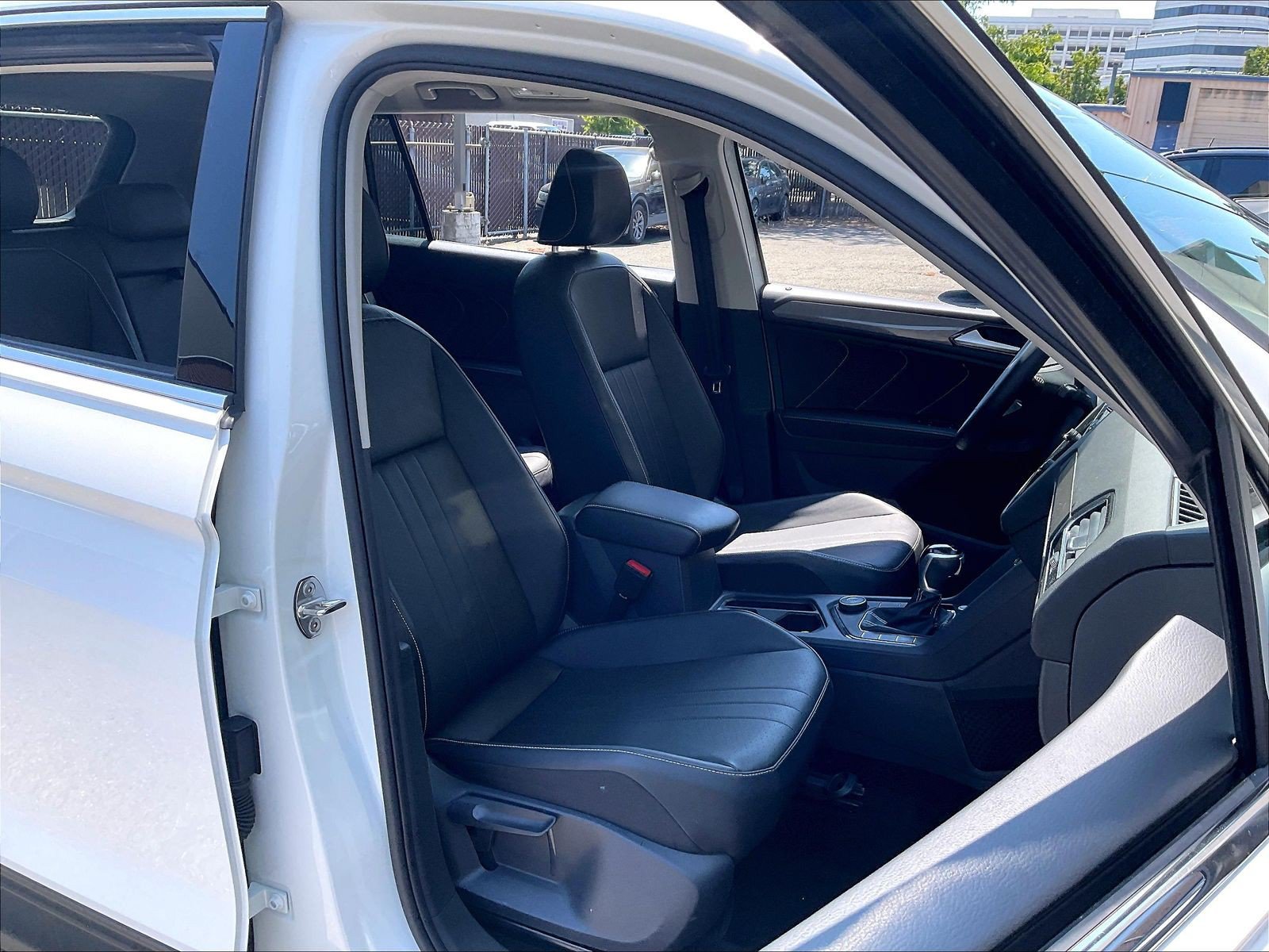 Certified 2022 Volkswagen Tiguan SE w/ Panoramic Sunroof Package AWD/4WD image 6