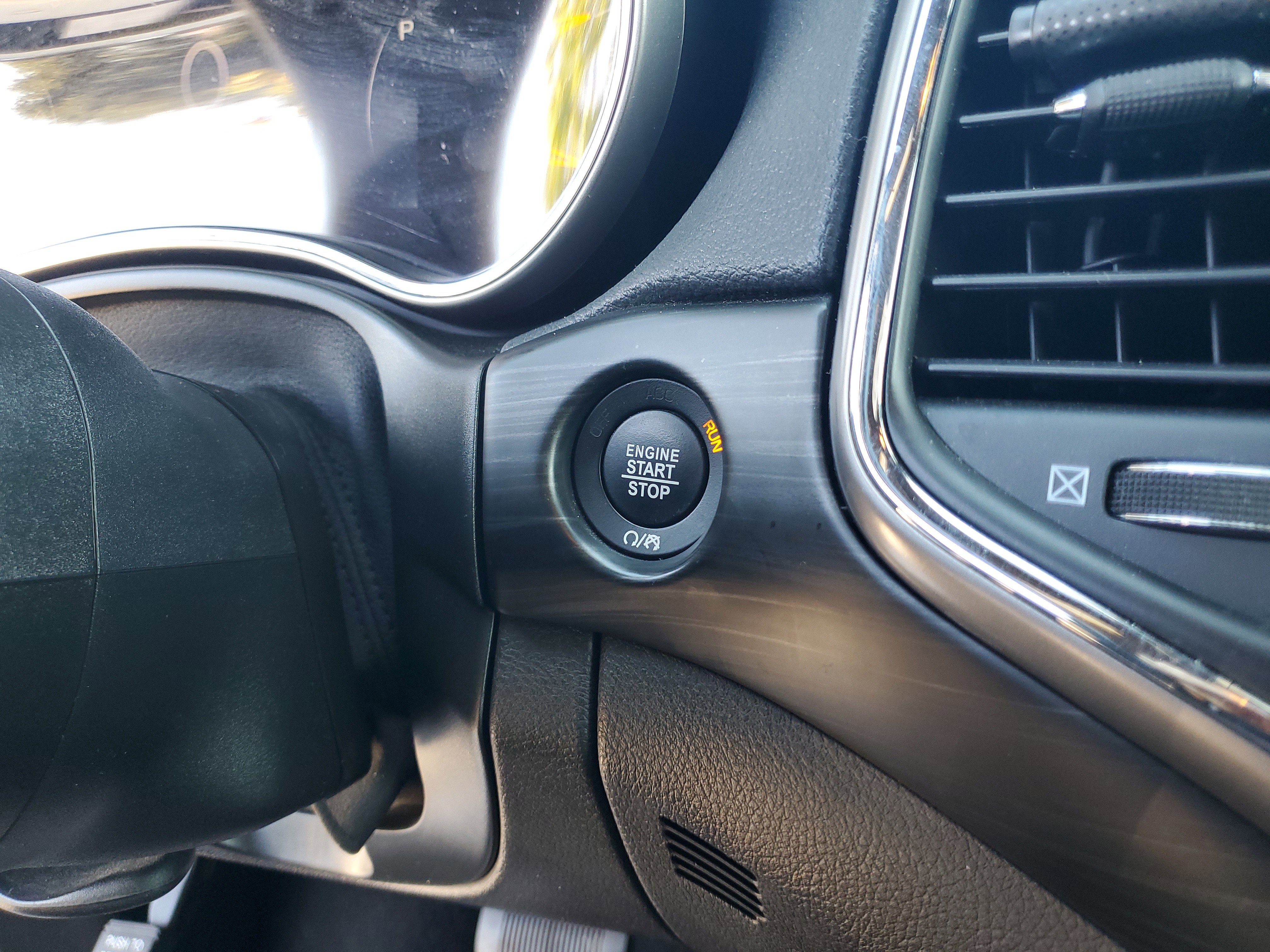 Used 2021 Jeep Grand Cherokee Laredo image 25