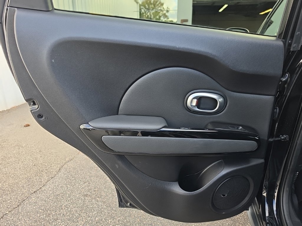 Used 2015 Kia Soul ! FWD image 16
