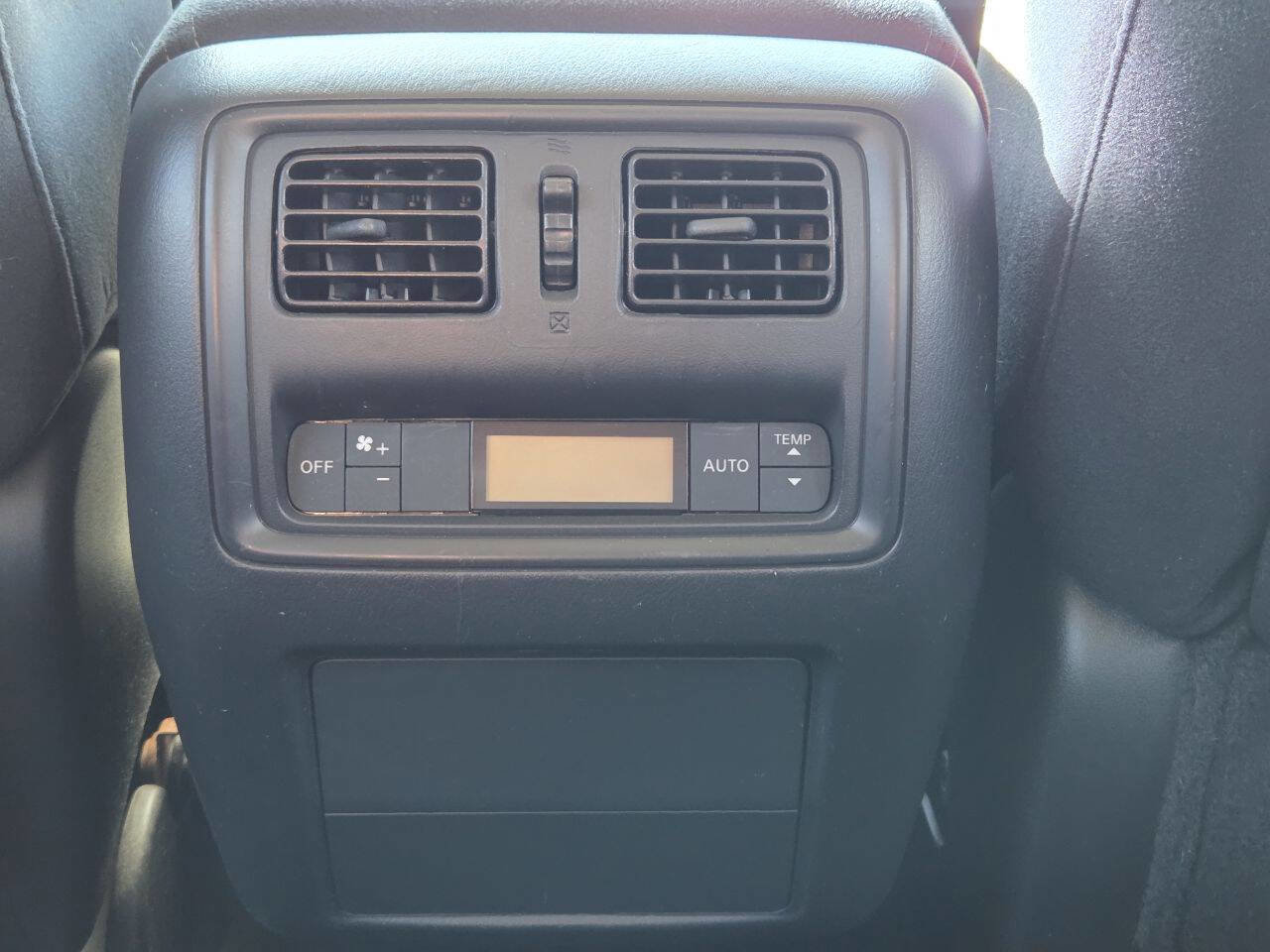 Used 2016 Nissan Pathfinder SV image 29