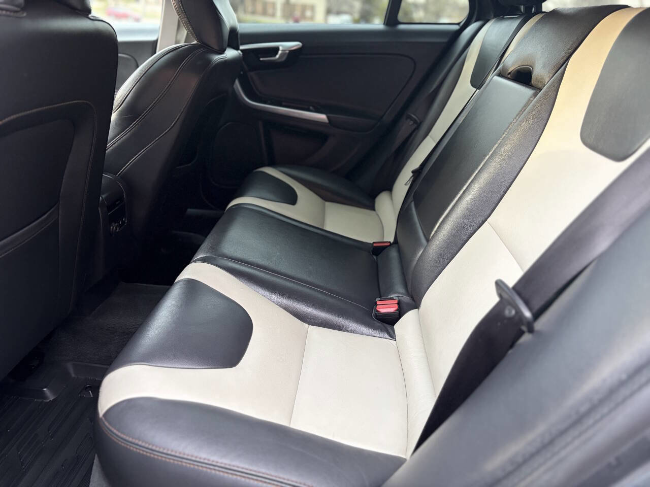 Used 2016 Volvo V60 T5 Cross Country Platinum w/ Climate Package image 15