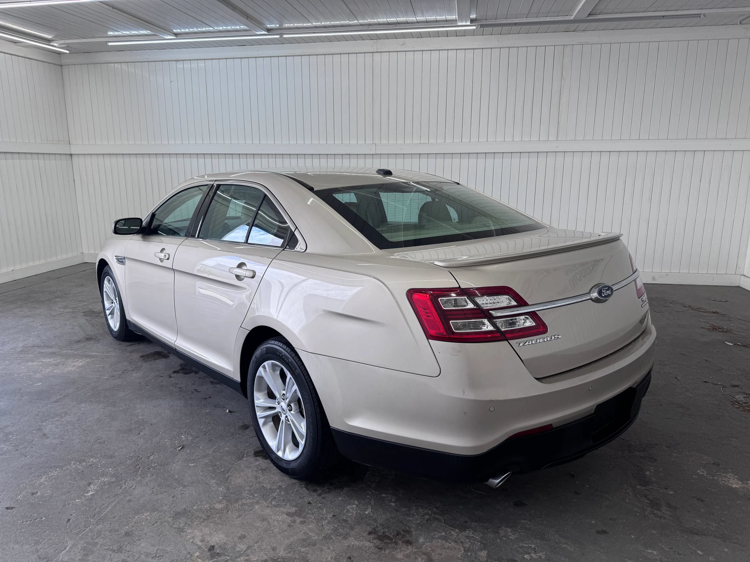 Used 2018 Ford Taurus SEL FWD image 7