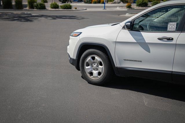 Used 2018 Jeep Cherokee Sport FWD image 10