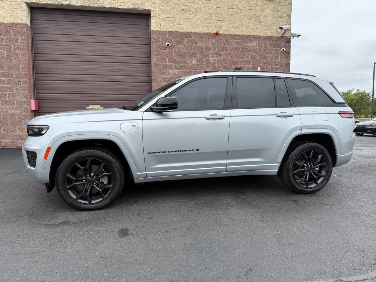 Used 2023 Jeep Grand Cherokee 30th Anniversary image 2