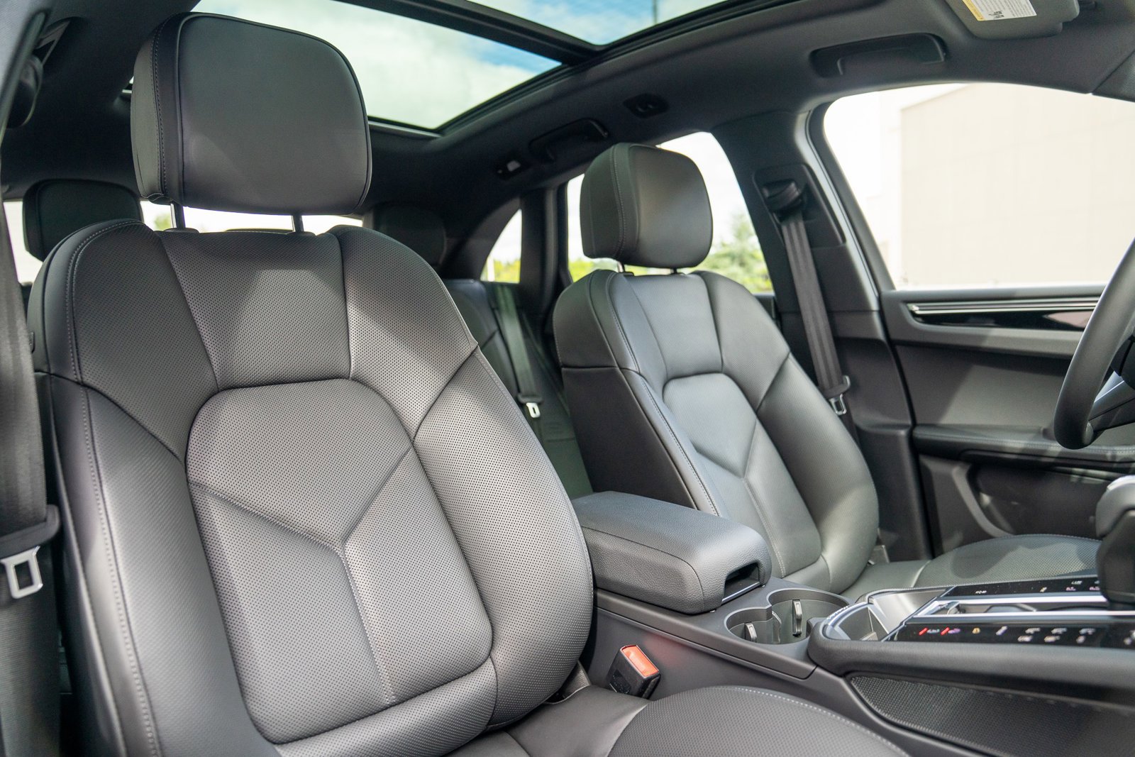 Certified 2025 Porsche Macan image 23