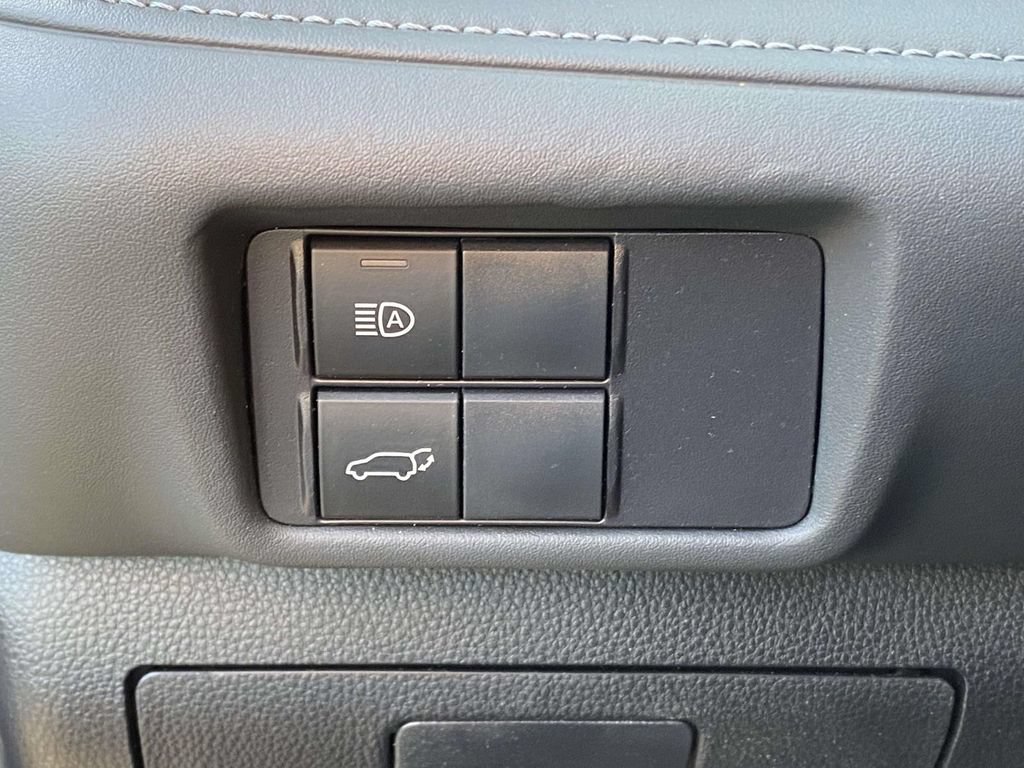 Used 2022 Toyota Highlander XLE AWD/4WD image 18