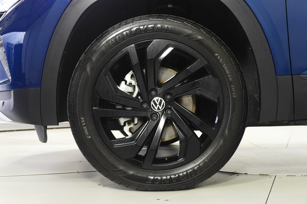 Certified 2023 Volkswagen Atlas SE w/ Black Wheel Package FWD image 5