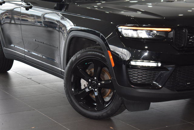 Used 2023 Jeep Grand Cherokee Limited w/ Black Appearance Package AWD/4WD image 2