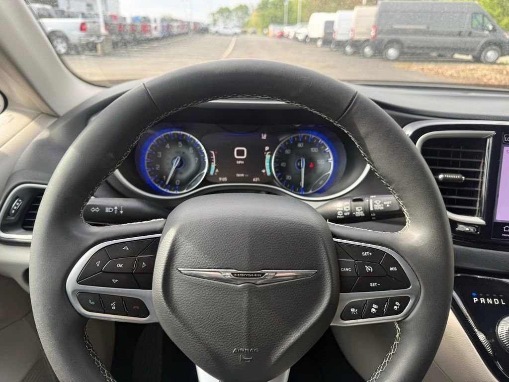 Used 2023 Chrysler Pacifica Touring-L FWD image 22