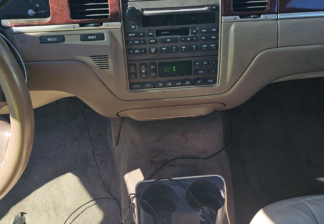 Used 2004 Lincoln Town Car Signature RWD image 10