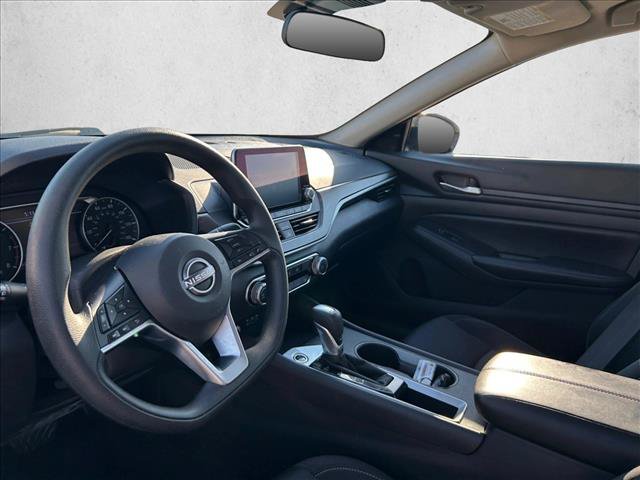 Used 2025 Nissan Altima 2.5 SV FWD image 9