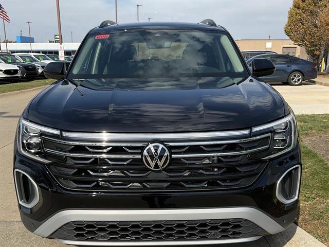 New 2026 Volkswagen Atlas Peak Edition image 2