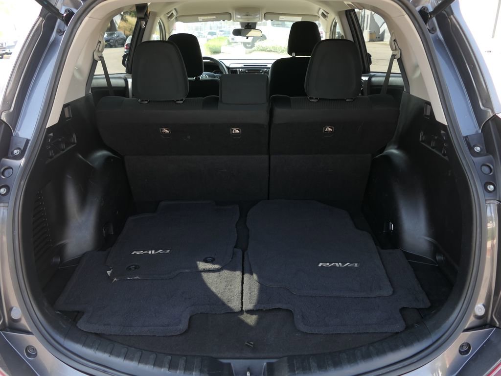 Used 2018 Toyota RAV4 LE w/ All Weather Liner Package FWD image 21