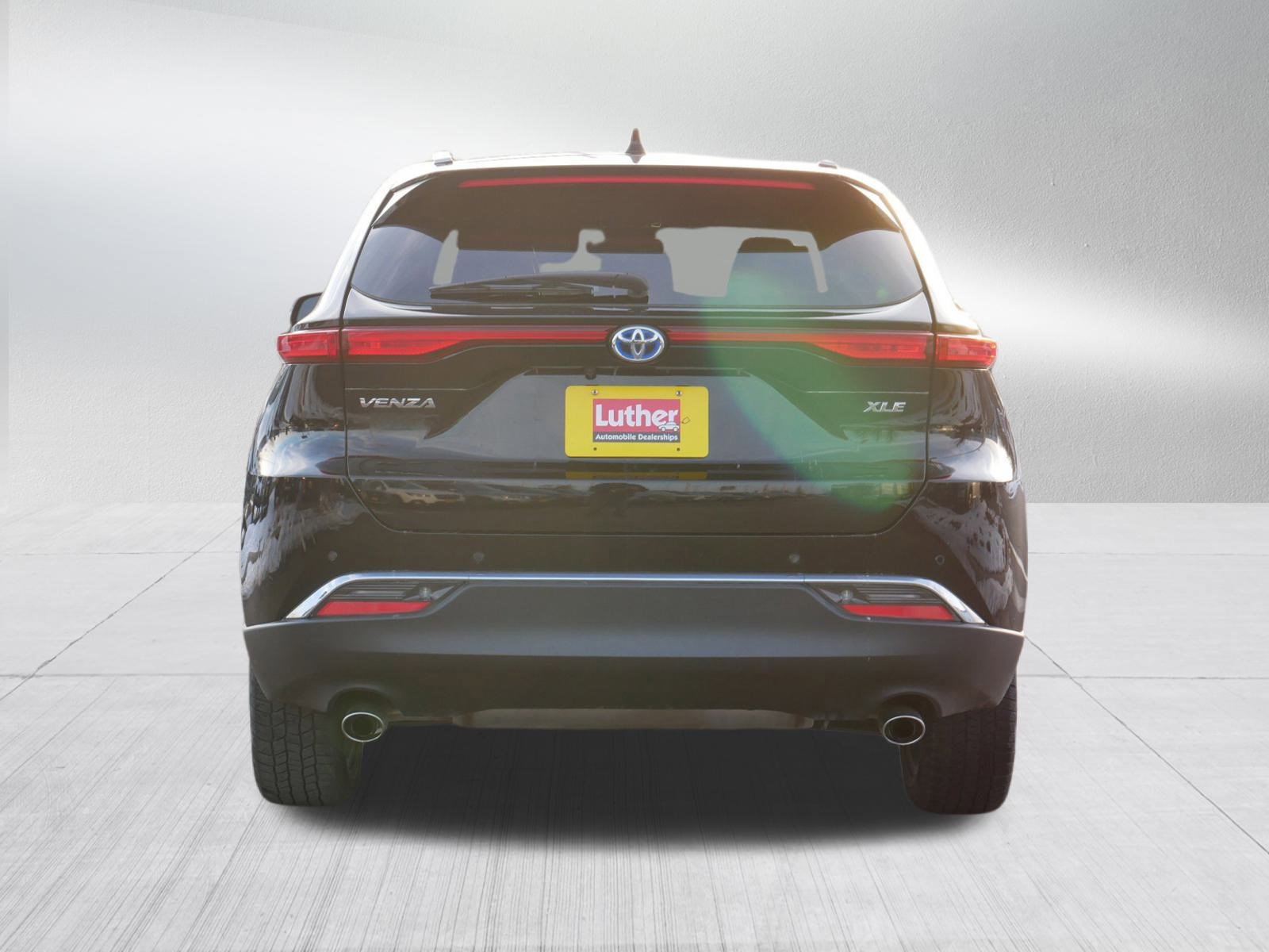 Used 2024 Toyota Venza XLE image 6