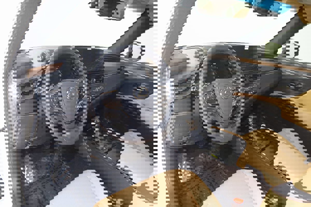 Used 2025 Lexus ES 300h F Sport w/ Accessory Package (Z1) image 27