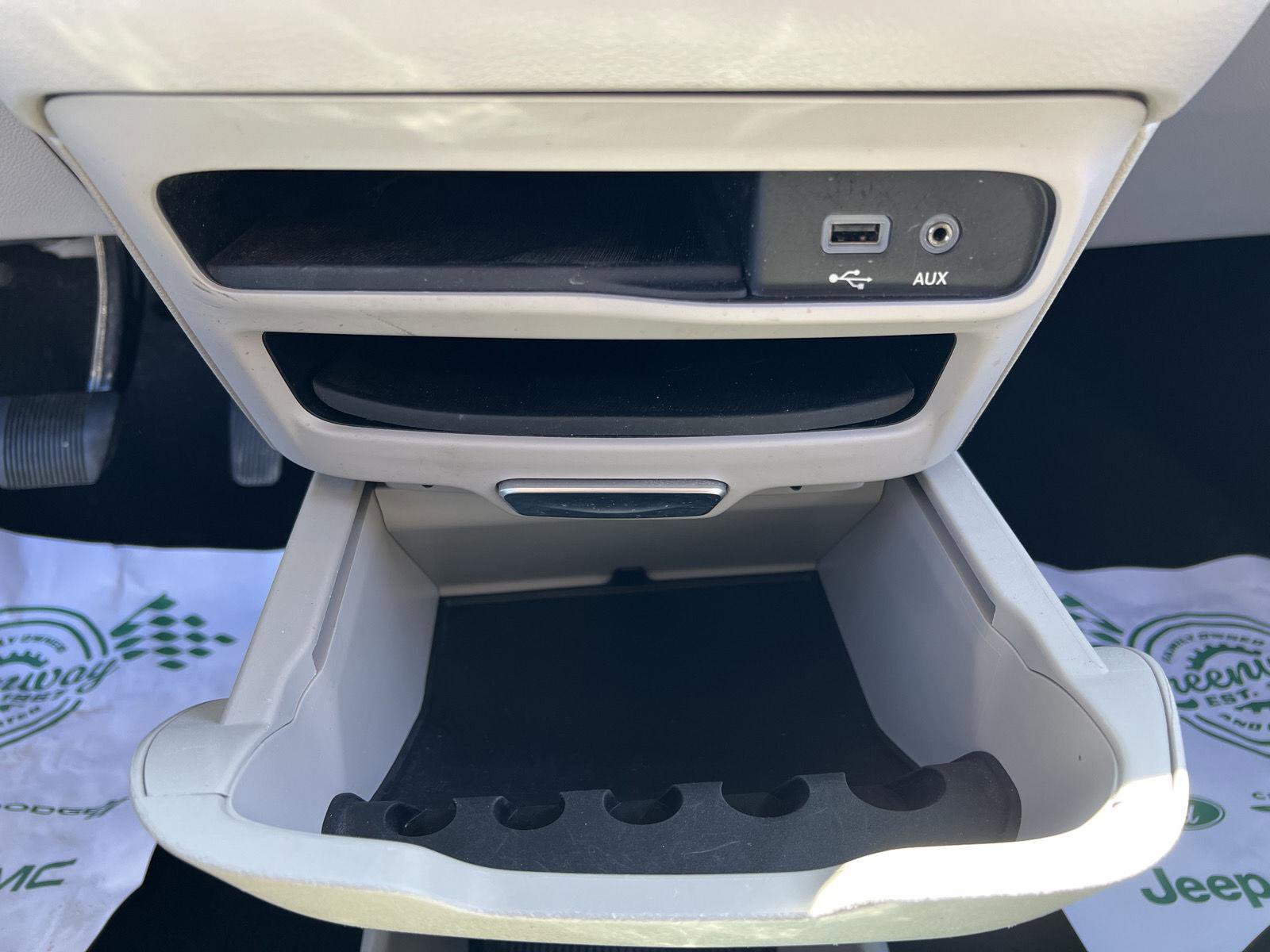 Used 2017 Chrysler Pacifica Touring image 29