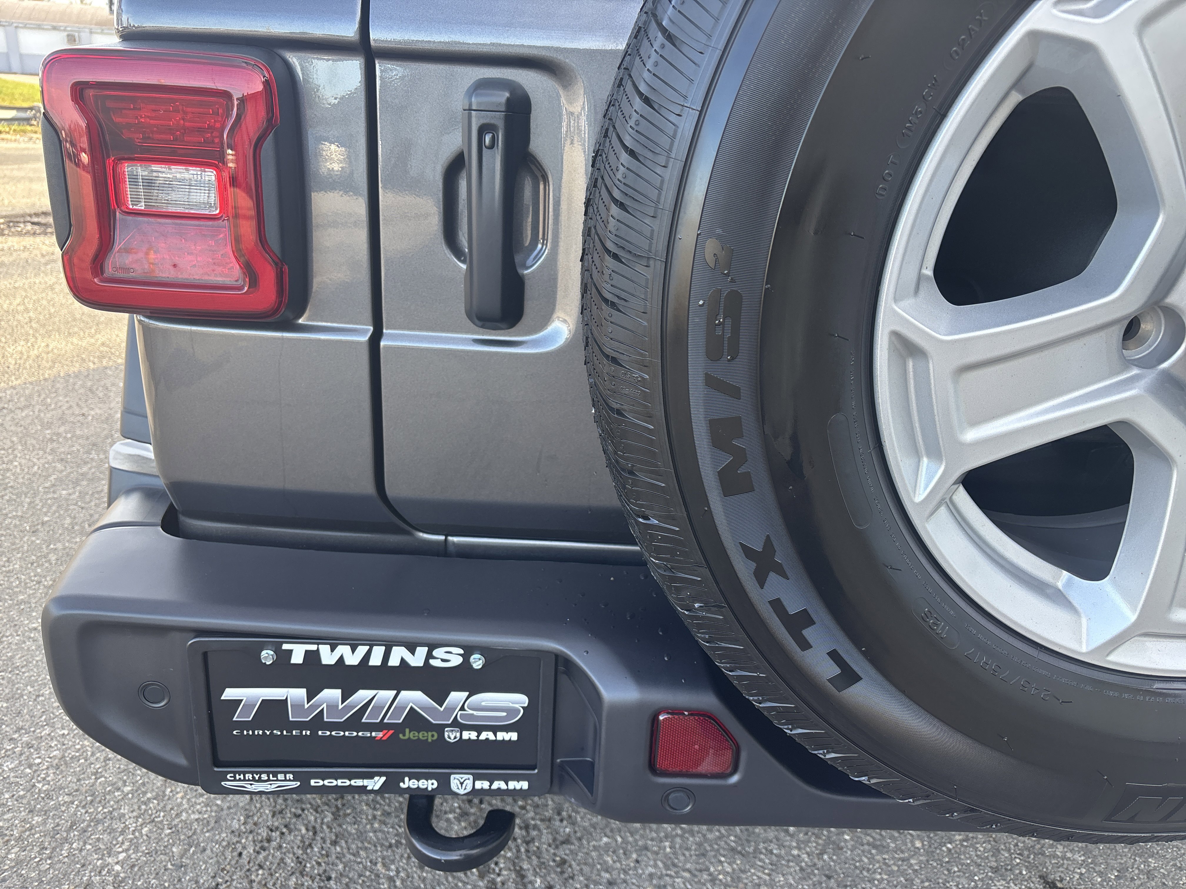 Used 2023 Jeep Wrangler Sport S image 11