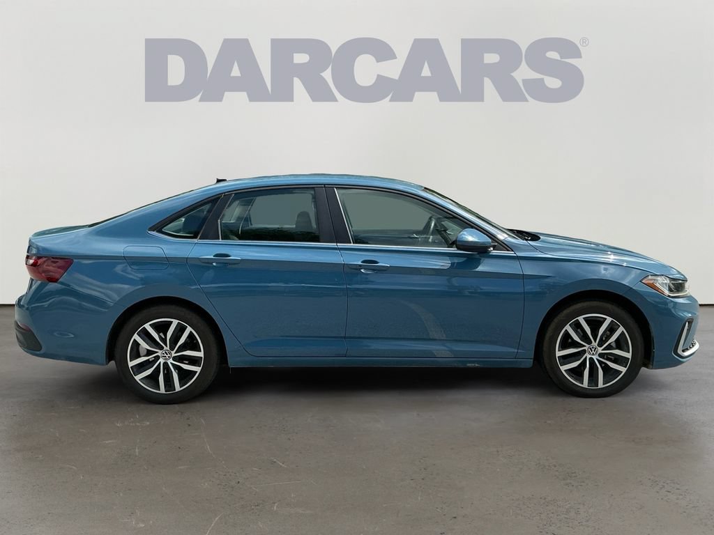 Used 2025 Volkswagen Jetta SE FWD image 8