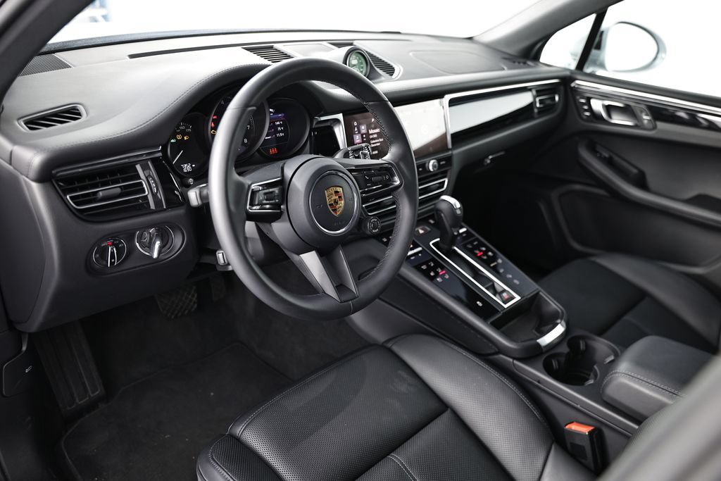 Certified 2026 Porsche Macan AWD/4WD image 4