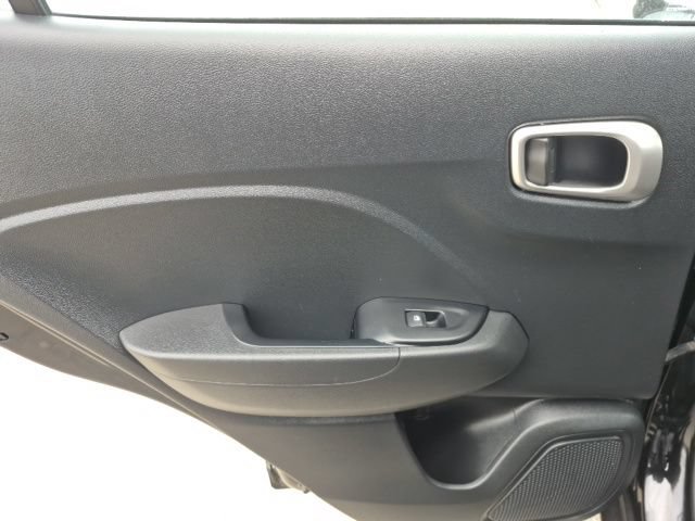 Used 2025 Hyundai Venue SE FWD image 12