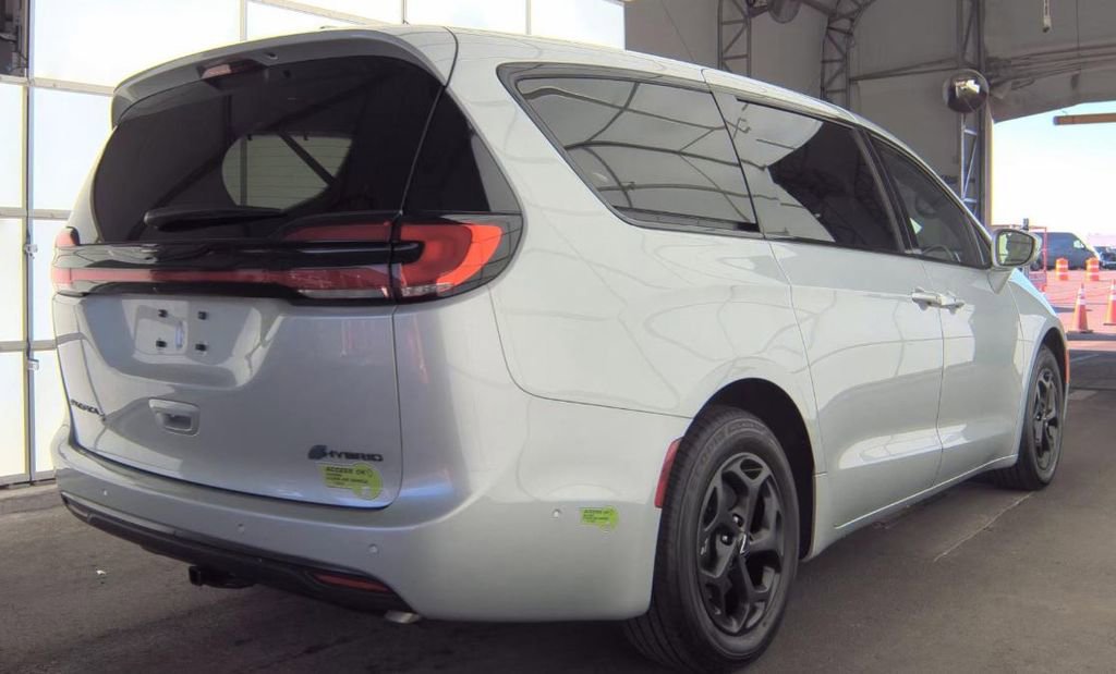 Used 2022 Chrysler Pacifica Limited w/ Uconnect Theater Family Group FWD image 4