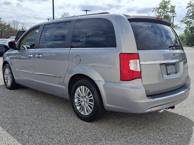 Used 2016 Chrysler Town & Country Touring-L FWD image 7
