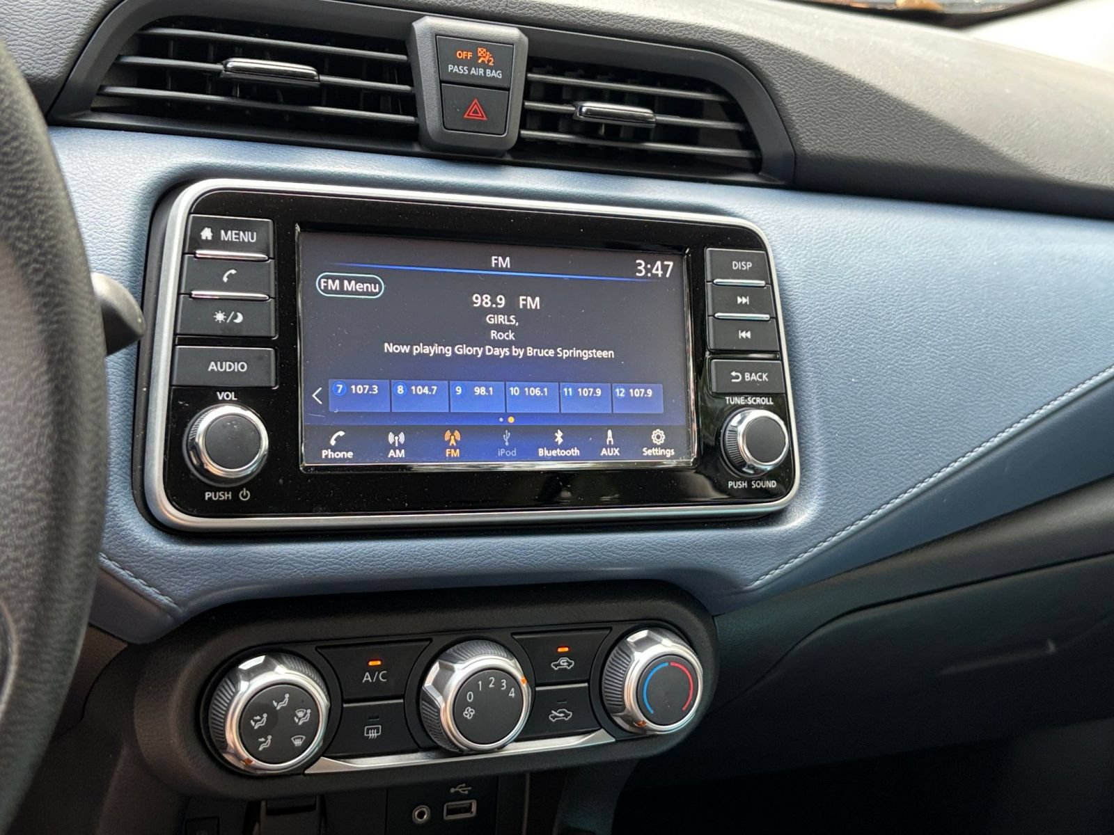 Used 2025 Nissan Versa SV FWD image 19