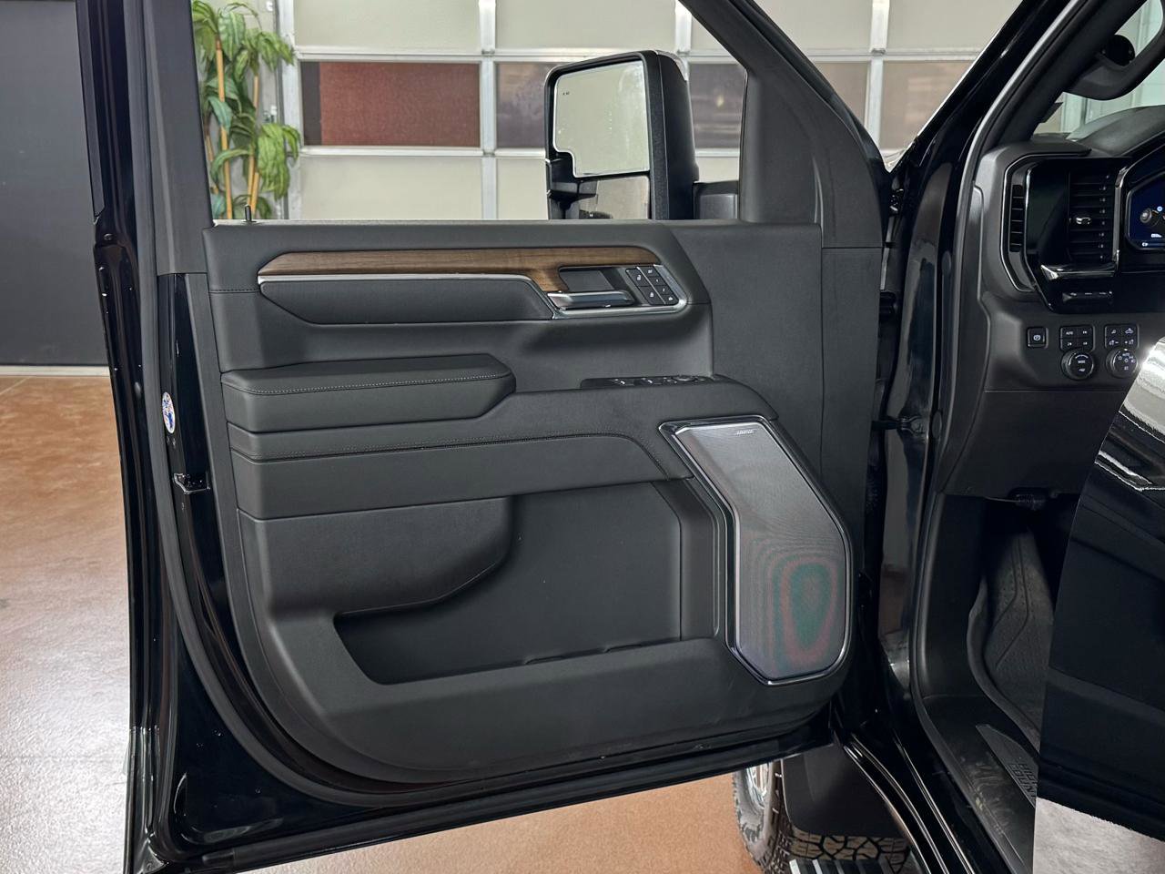 Used 2024 Chevrolet Silverado 2500 High Country w/ Technology Package image 18