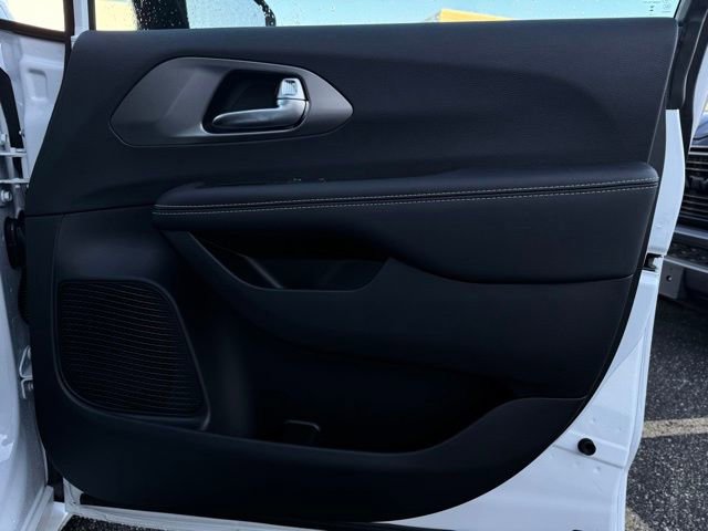 New 2026 Chrysler Pacifica Select image 15