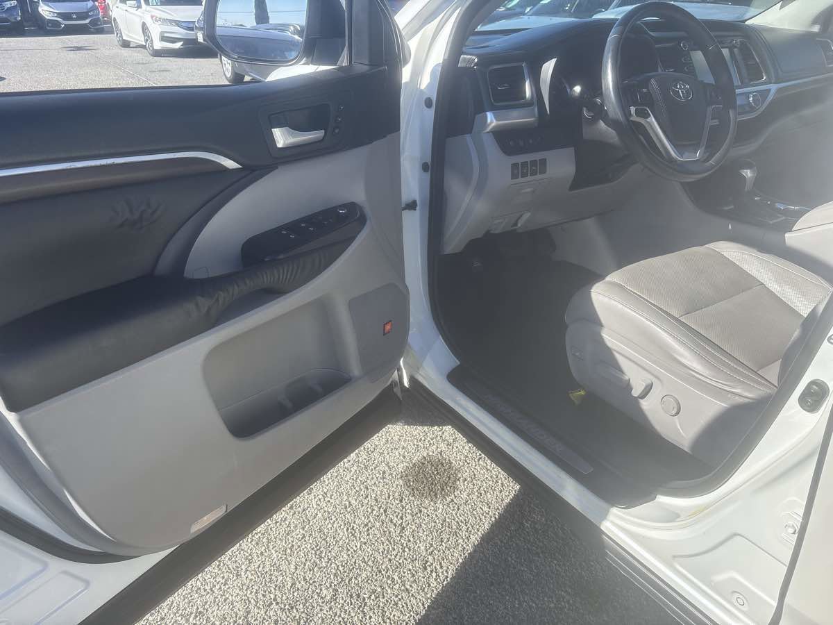 Used 2016 Toyota Highlander Limited Platinum image 5