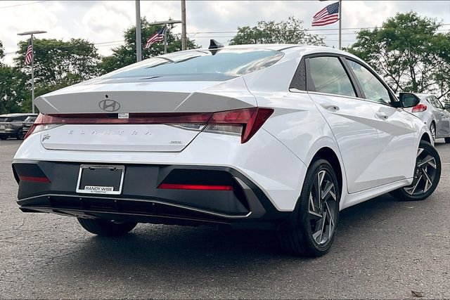 New 2025 Hyundai Elantra Limited image 15