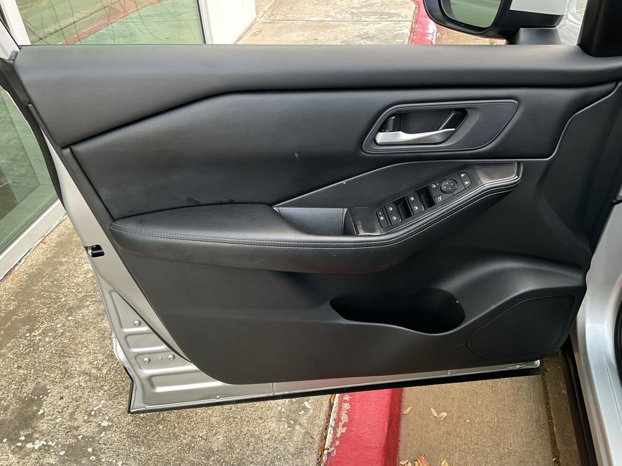 Used 2025 Nissan Rogue SV image 12