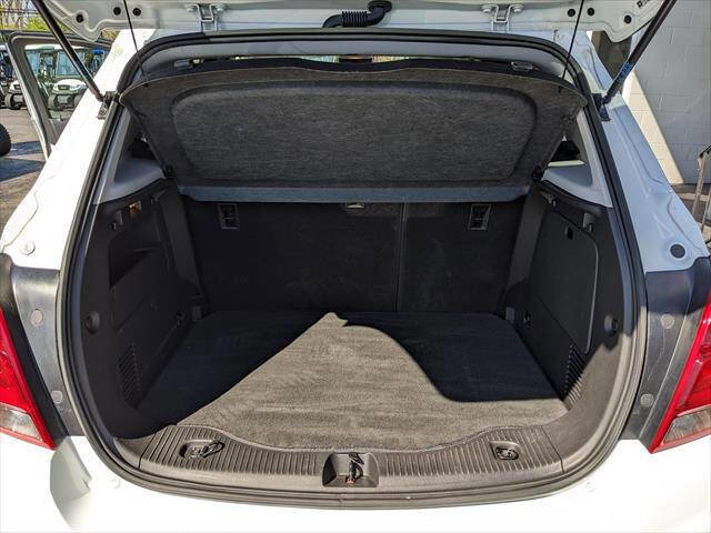 Used 2020 Chevrolet Trax LT w/ LT Convenience Package image 12