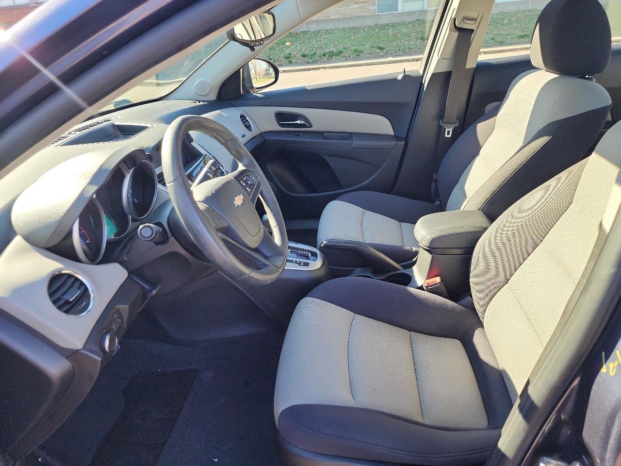 Used 2014 Chevrolet Cruze LS image 9