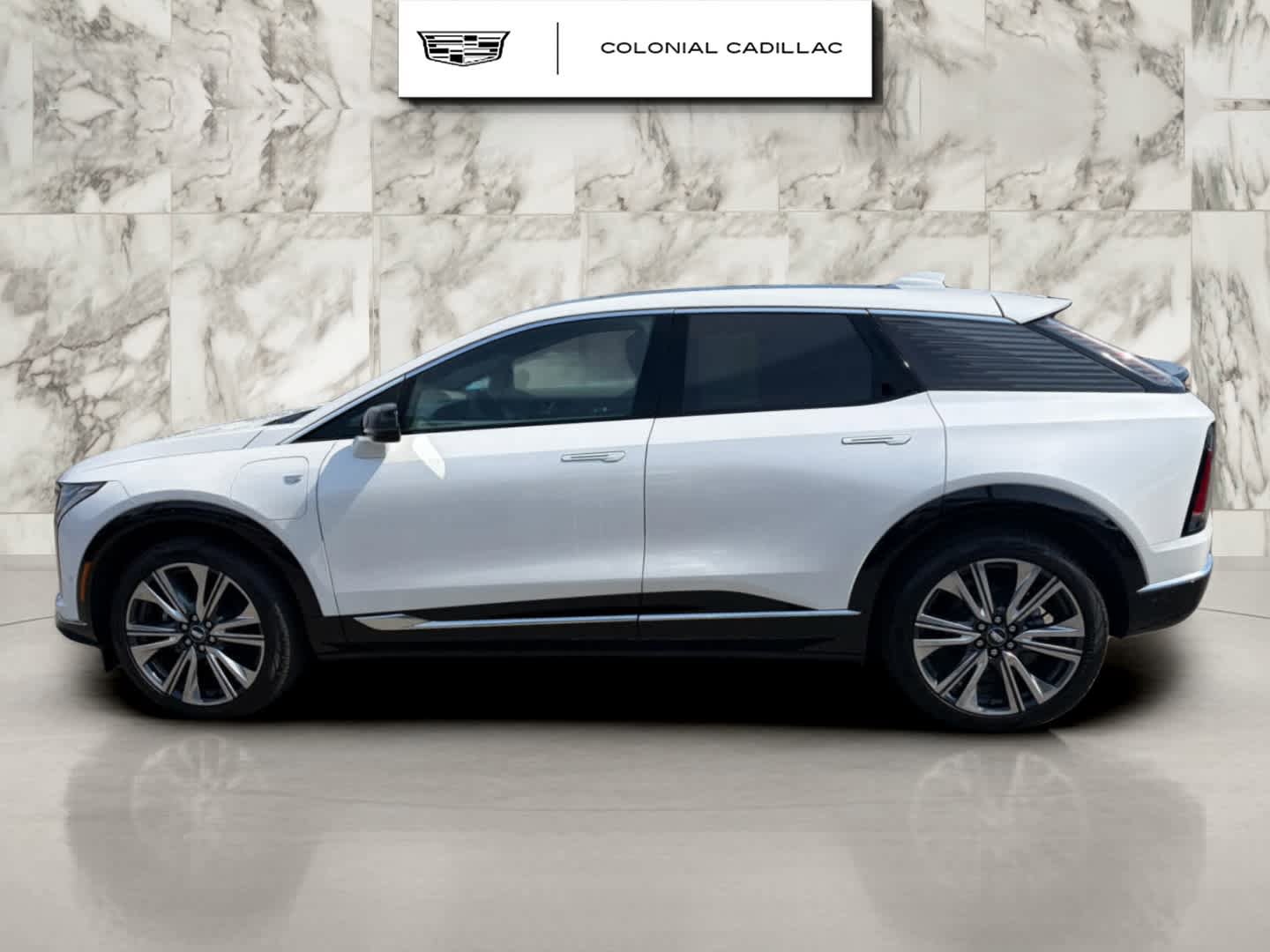 Certified 2025 Cadillac Optiq Luxury 2 AWD/4WD image 2