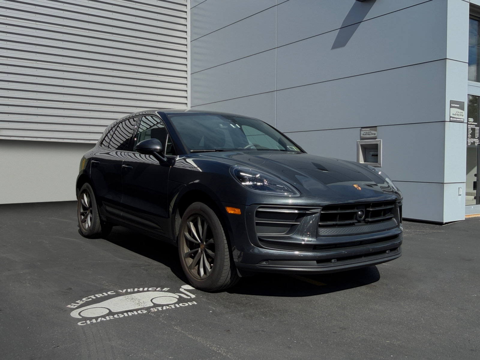 Used 2023 Porsche Macan AWD/4WD image 7
