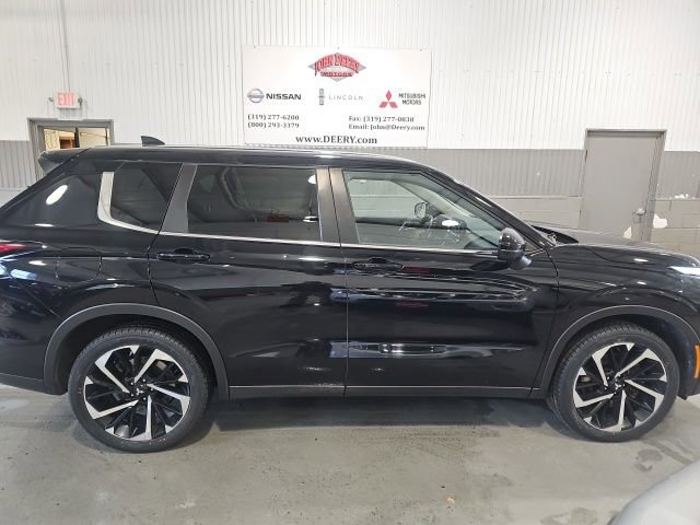 Used 2022 Mitsubishi Outlander SE image 2