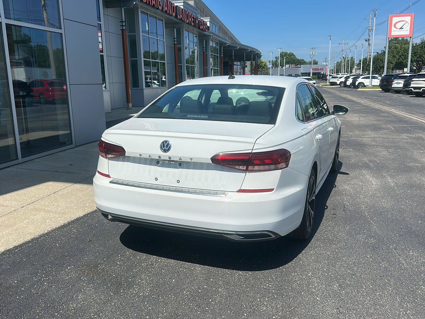Used 2022 Volkswagen Passat 2.0T SE FWD image 4