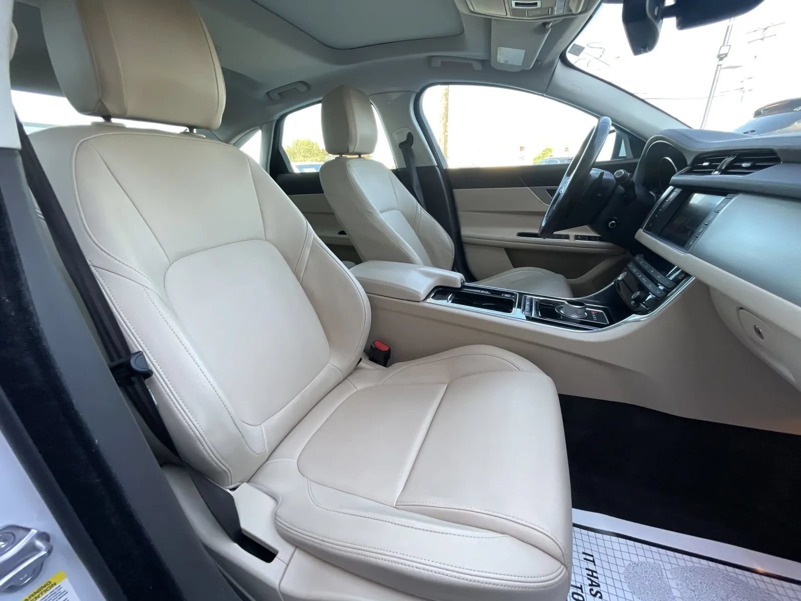 Used 2016 Jaguar XF Premium RWD image 13