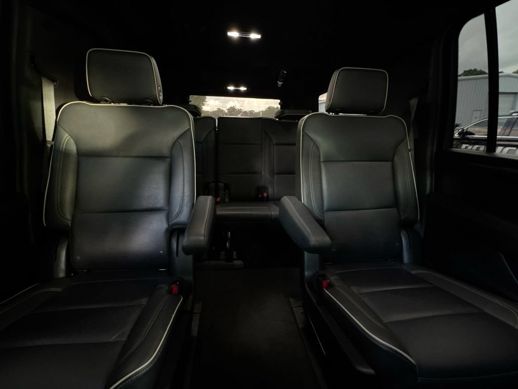 Used 2025 Chevrolet Suburban Premier RWD image 34