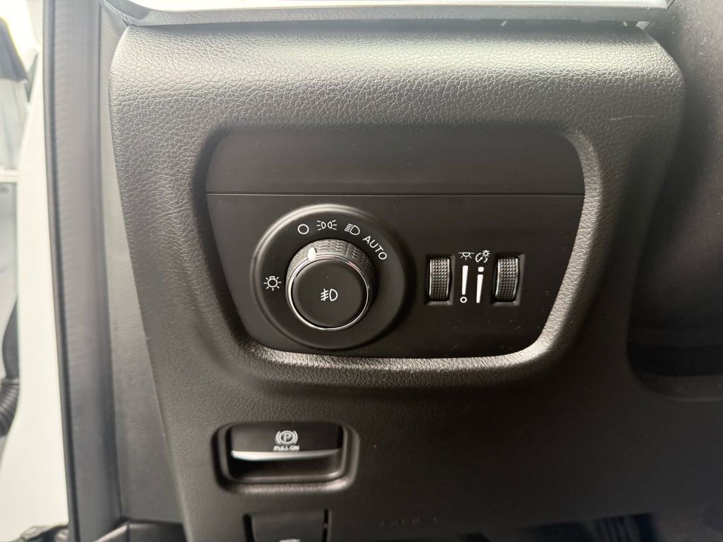 Used 2022 Jeep Grand Cherokee Overland w/ Luxury Tech Group IV image 13