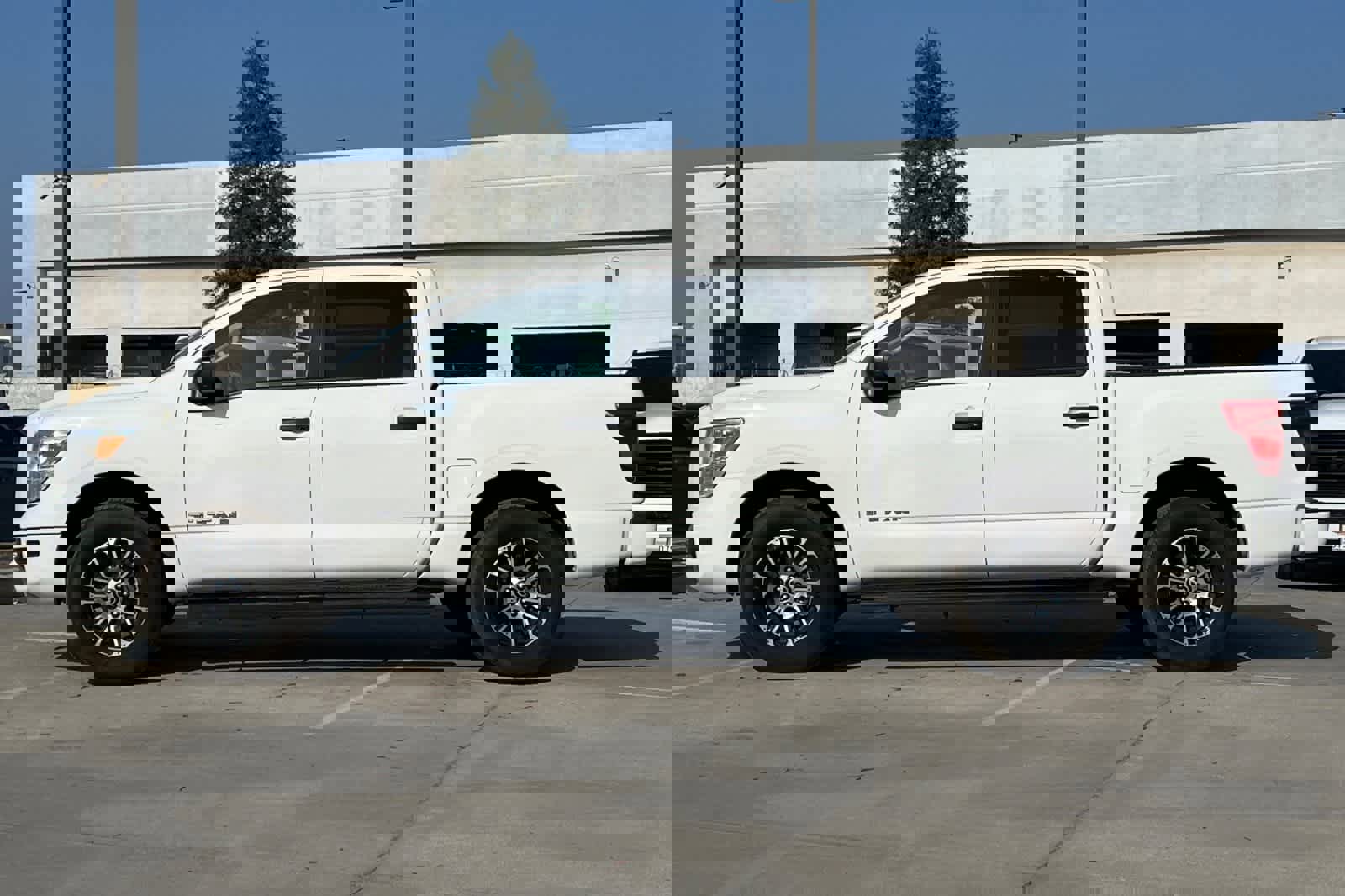 Used 2023 Nissan Titan SV image 6