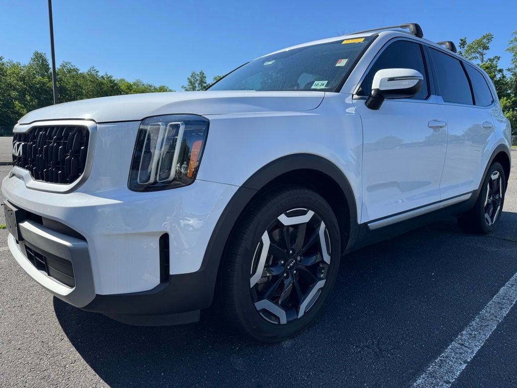 Used 2024 Kia Telluride EX w/ EX Captain's Chair Package AWD/4WD image 2