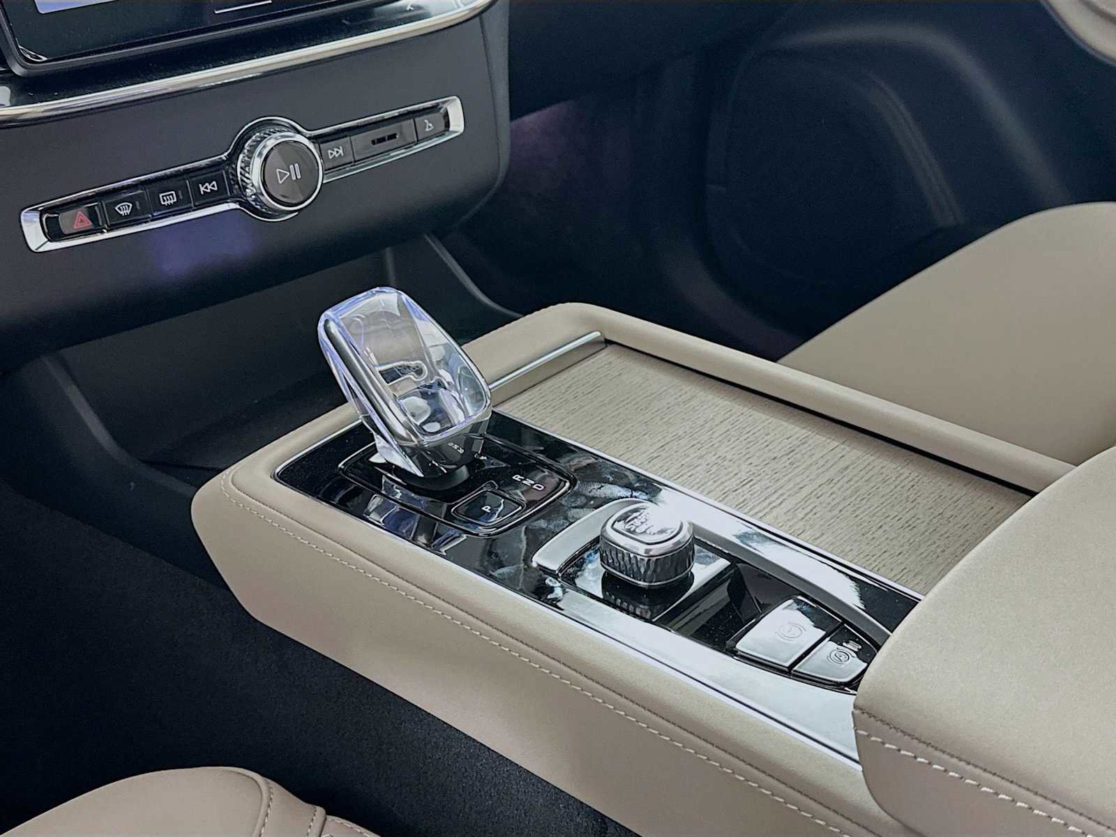 New 2025 Volvo XC90 T8 Plus w/ Protection Package Premier image 16