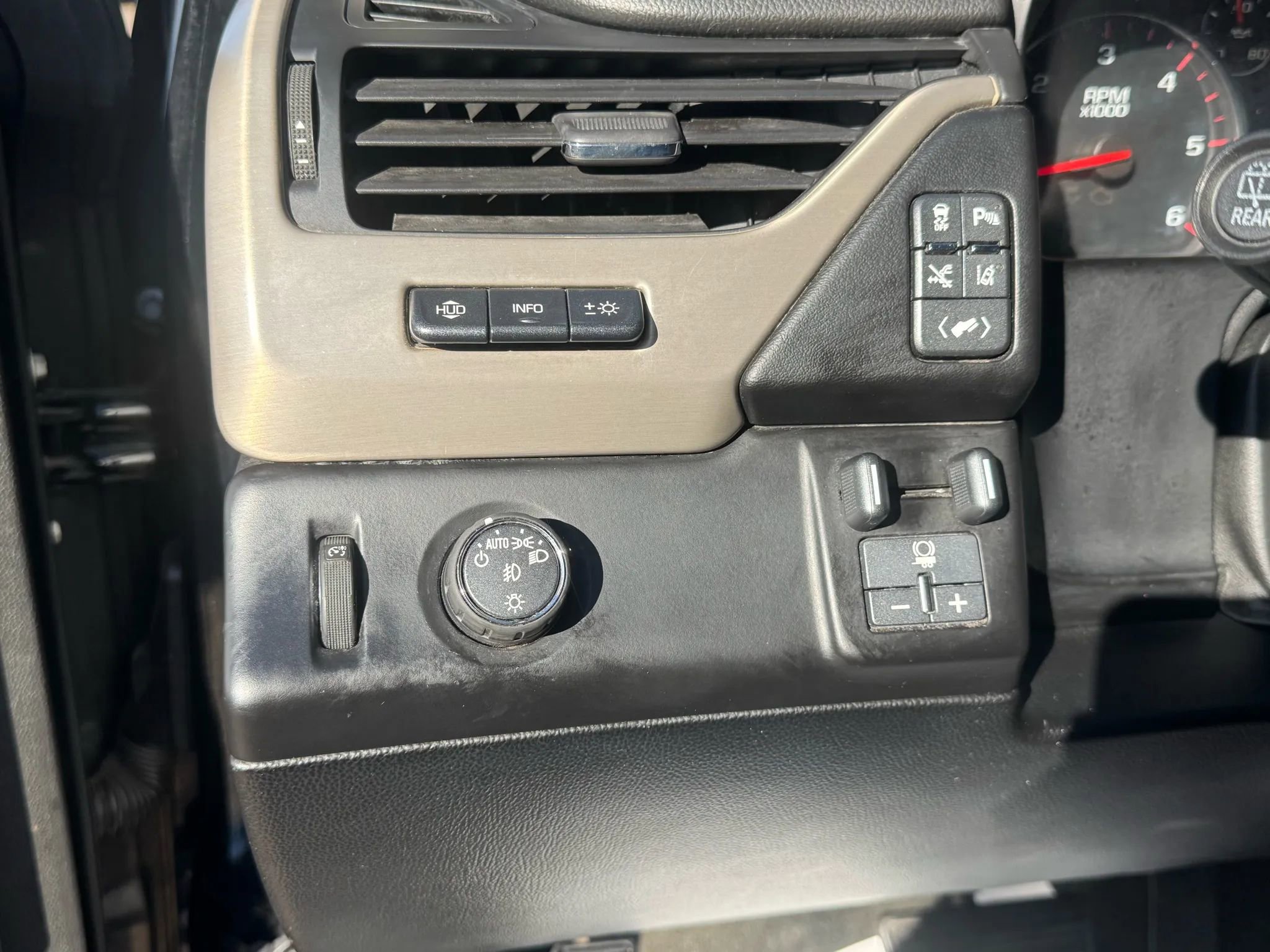 Used 2015 GMC Yukon XL Denali w/ Premium Package image 16