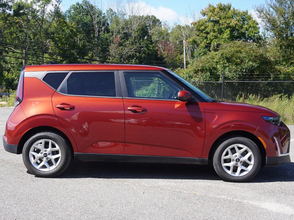 Used 2025 Kia Soul LX w/ LX Technology Package FWD image 16