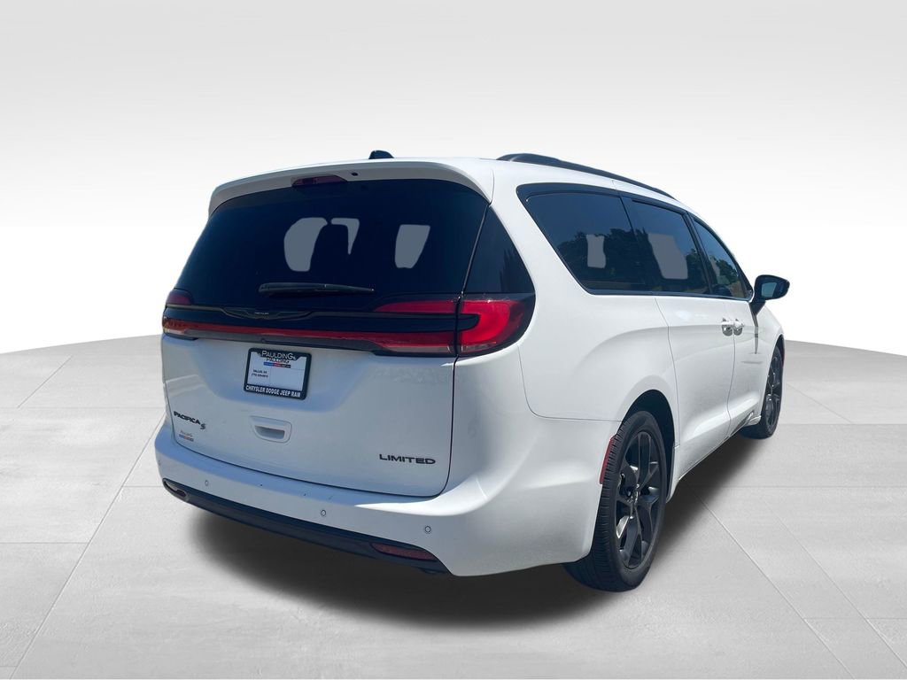 Used 2025 Chrysler Pacifica Limited FWD image 5