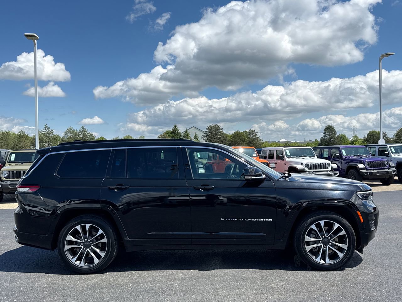 Used 2024 Jeep Grand Cherokee L Overland w/ Advanced Protech Group III AWD/4WD image 2
